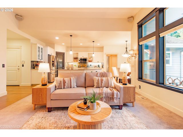 2225 AVENGALE Dr, Eugene, OR 97408