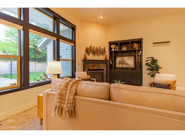 2225 AVENGALE Dr, Eugene, OR 97408