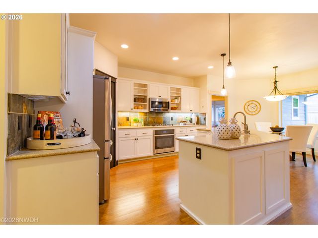 2225 AVENGALE Dr, Eugene, OR 97408