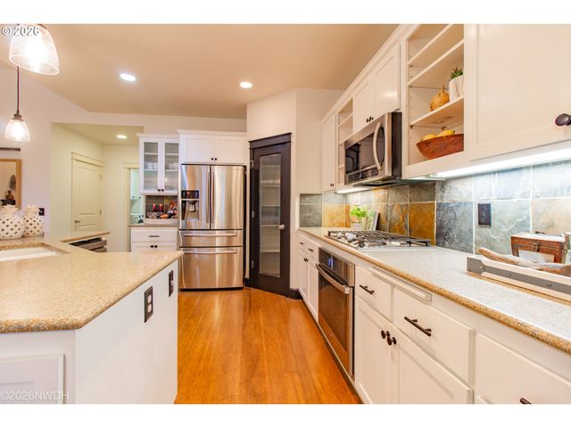 2225 AVENGALE Dr, Eugene, OR 97408