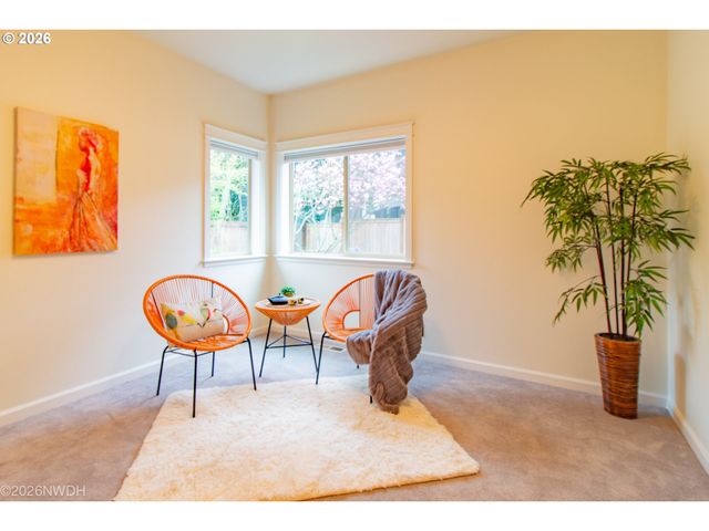 2225 AVENGALE Dr, Eugene, OR 97408