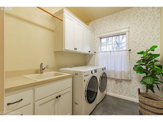 2225 AVENGALE Dr, Eugene, OR 97408