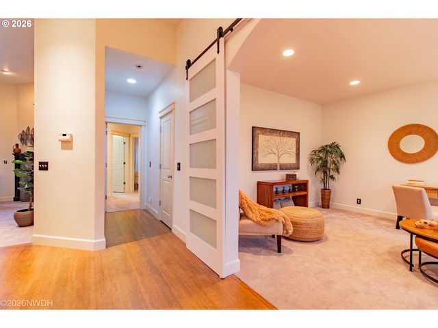 2225 AVENGALE Dr, Eugene, OR 97408