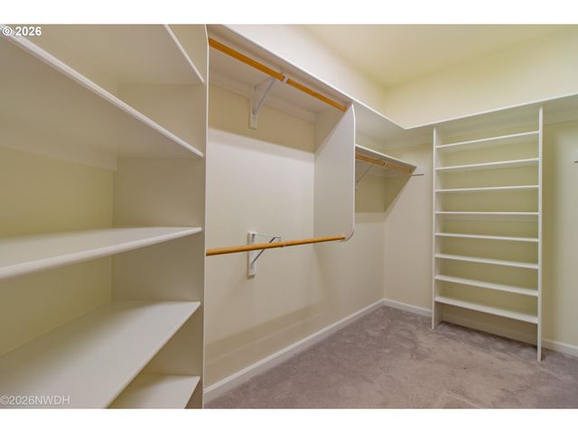 2225 AVENGALE Dr, Eugene, OR 97408