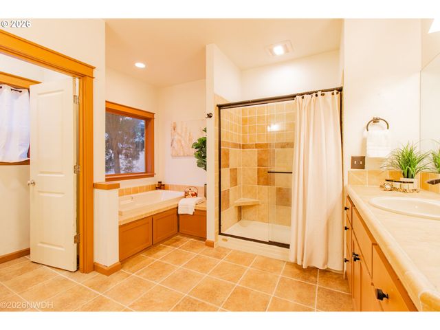 2225 AVENGALE Dr, Eugene, OR 97408