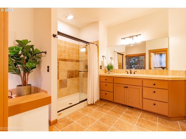 2225 AVENGALE Dr, Eugene, OR 97408