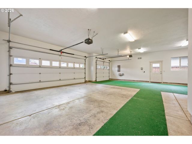 2225 AVENGALE Dr, Eugene, OR 97408