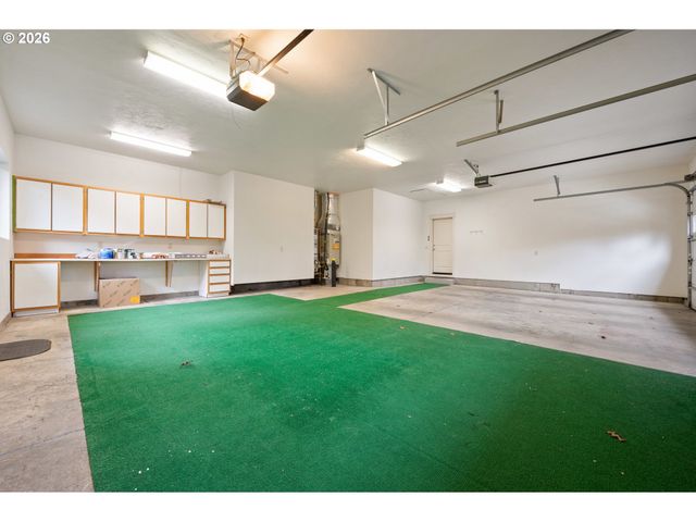 2225 AVENGALE Dr, Eugene, OR 97408