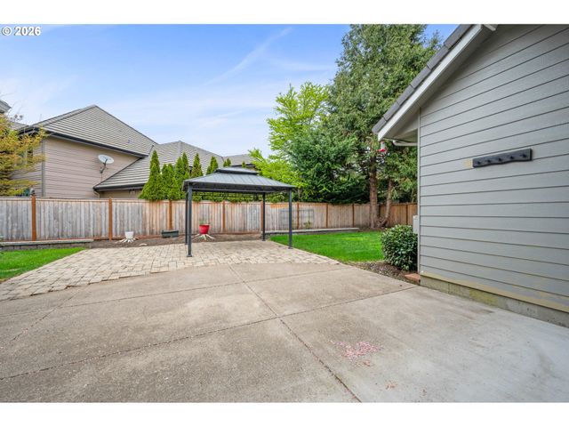 2225 AVENGALE Dr, Eugene, OR 97408