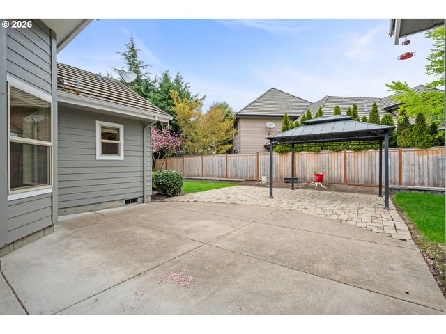 2225 AVENGALE Dr, Eugene, OR 97408