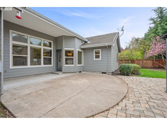 2225 AVENGALE Dr, Eugene, OR 97408