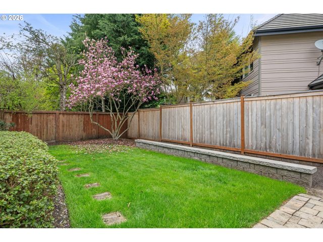 2225 AVENGALE Dr, Eugene, OR 97408