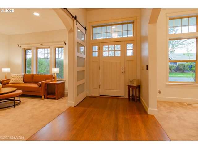 2225 AVENGALE Dr, Eugene, OR 97408