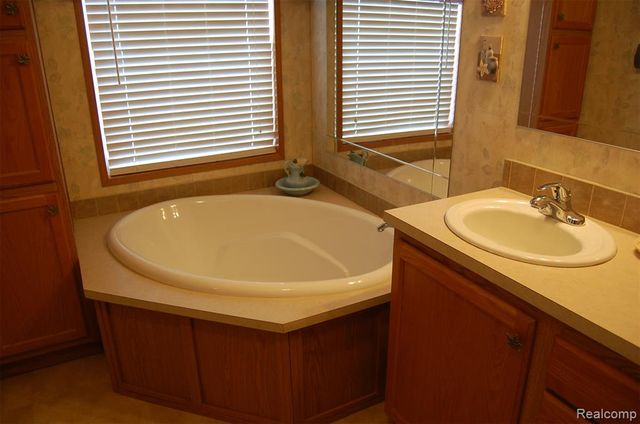 23166 Swallow, New Boston, MI 48164