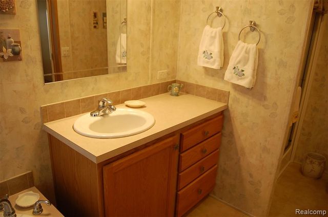 23166 Swallow, New Boston, MI 48164