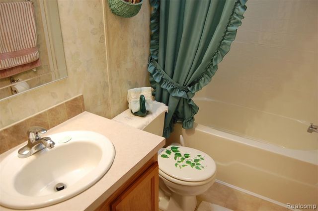 23166 Swallow, New Boston, MI 48164