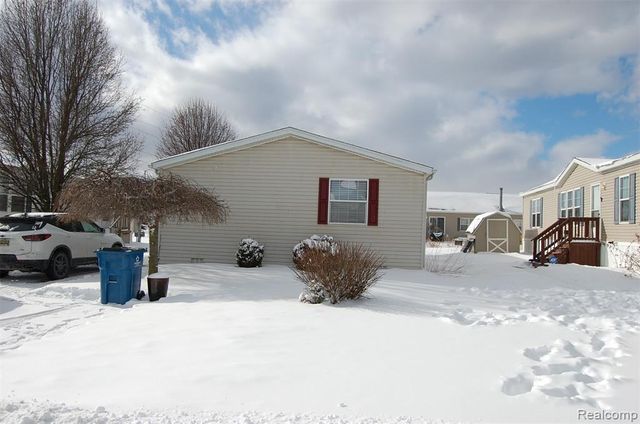 23166 Swallow, New Boston, MI 48164