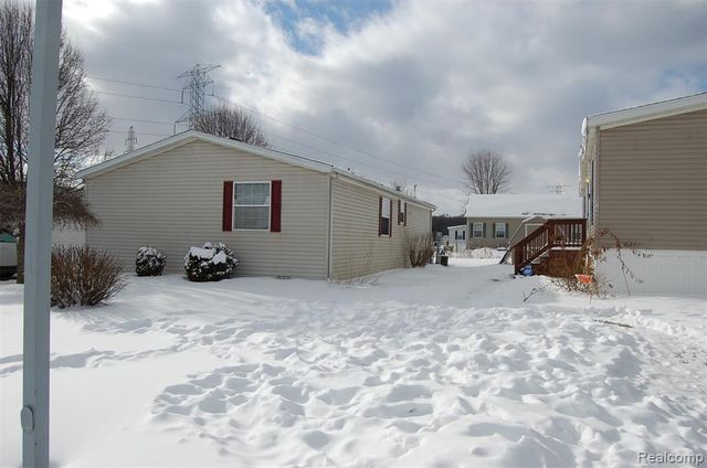 23166 Swallow, New Boston, MI 48164