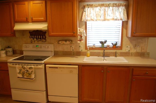 23166 Swallow, New Boston, MI 48164