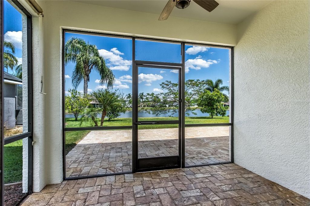 Image 13 of property listing at 8518 TIDAL BAY LANE, Tampa, FL 33635