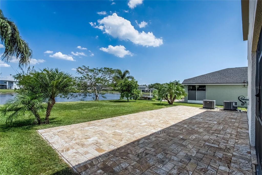 Image 15 of property listing at 8518 TIDAL BAY LANE, Tampa, FL 33635