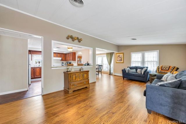 1407 Middle 45, Calverton, NY 11933