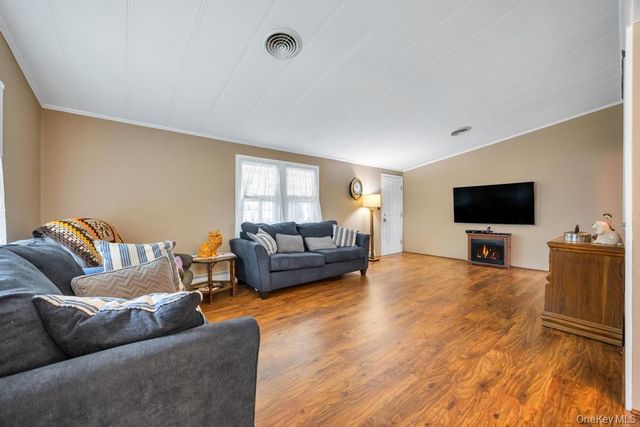 1407 Middle 45, Calverton, NY 11933