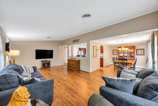 1407 Middle 45, Calverton, NY 11933