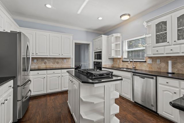 827 Knoll Manor Court, Cedar Hill, TX 75104