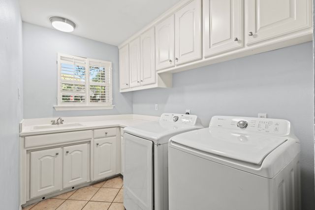 827 Knoll Manor Court, Cedar Hill, TX 75104