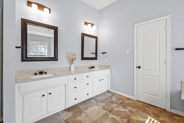 827 Knoll Manor Court, Cedar Hill, TX 75104