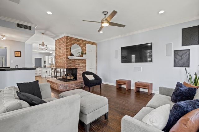 827 Knoll Manor Court, Cedar Hill, TX 75104