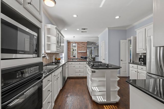 827 Knoll Manor Court, Cedar Hill, TX 75104