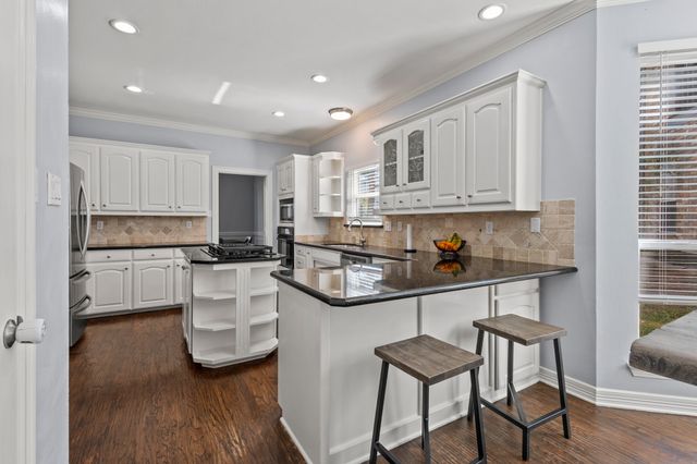 827 Knoll Manor Court, Cedar Hill, TX 75104