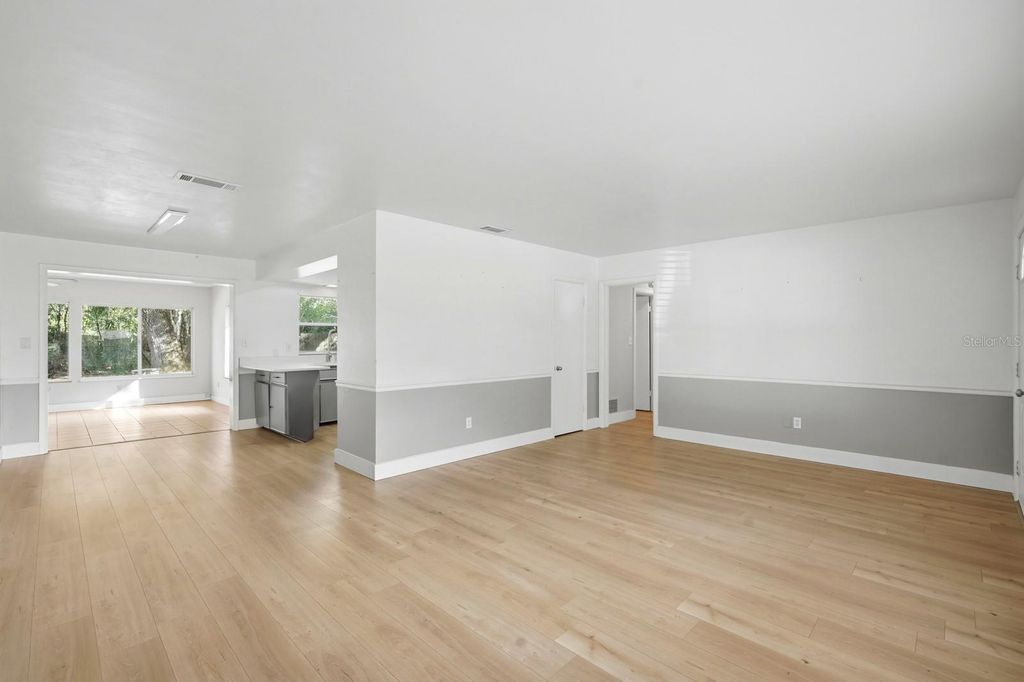 Image 11 of property listing at 133 CRESTWOOD AVENUE, Palatka, FL 32177