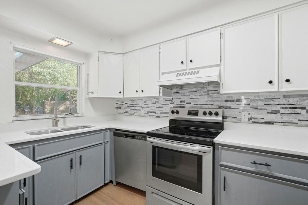 Image 13 of property listing at 133 CRESTWOOD AVENUE, Palatka, FL 32177