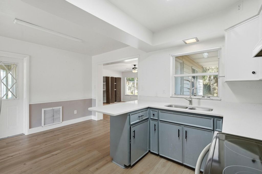 Image 16 of property listing at 133 CRESTWOOD AVENUE, Palatka, FL 32177