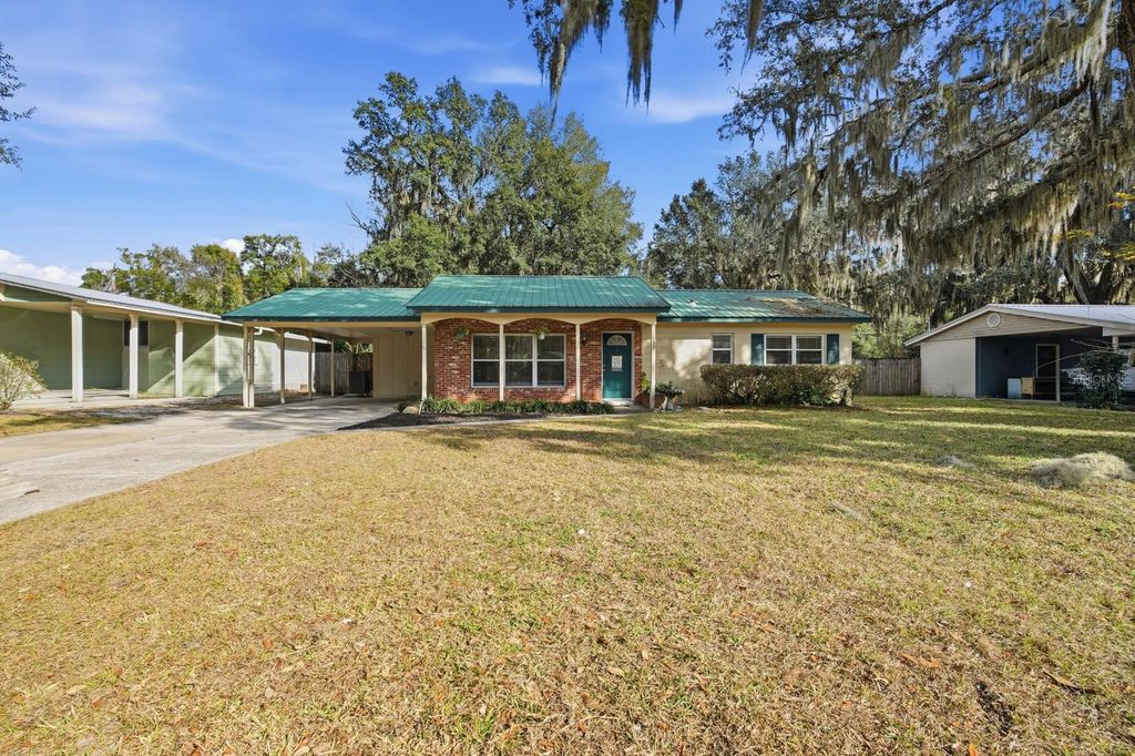 Image 3 of property listing at 133 CRESTWOOD AVENUE, Palatka, FL 32177