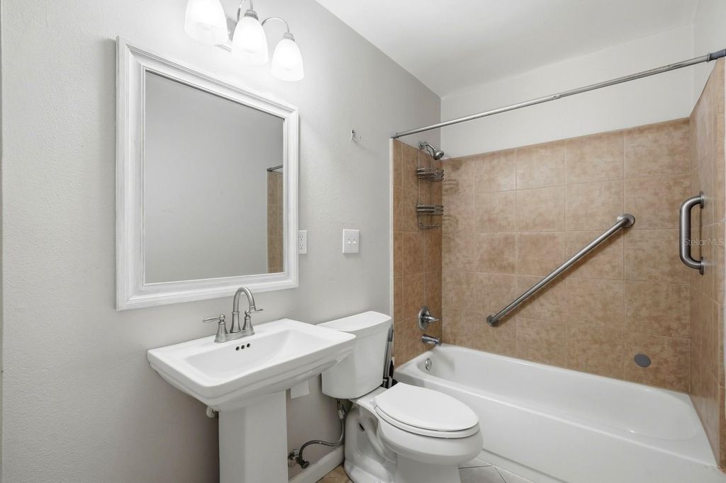 Image 22 of property listing at 133 CRESTWOOD AVENUE, Palatka, FL 32177