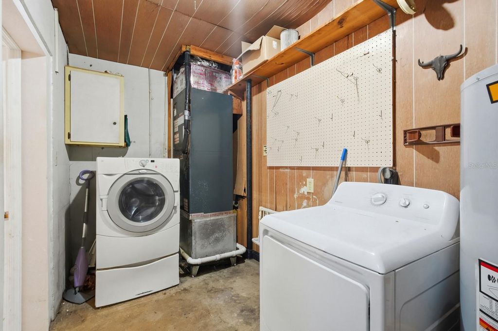 Image 27 of property listing at 133 CRESTWOOD AVENUE, Palatka, FL 32177