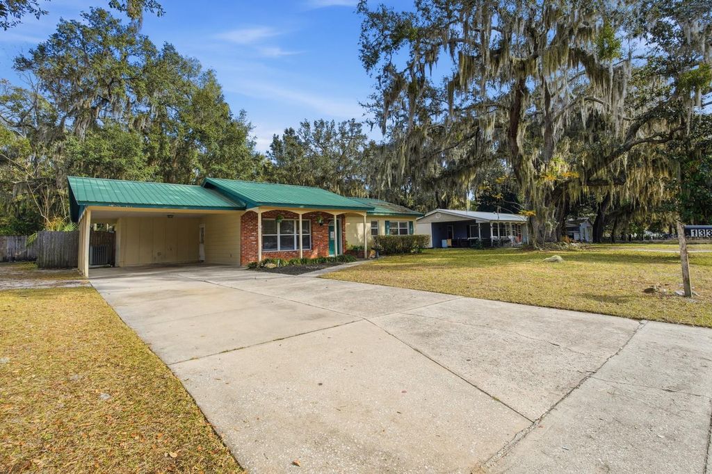 Image 4 of property listing at 133 CRESTWOOD AVENUE, Palatka, FL 32177