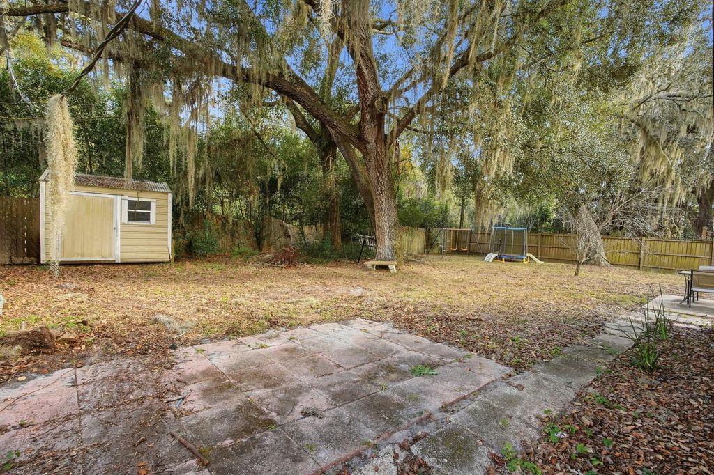 Image 32 of property listing at 133 CRESTWOOD AVENUE, Palatka, FL 32177