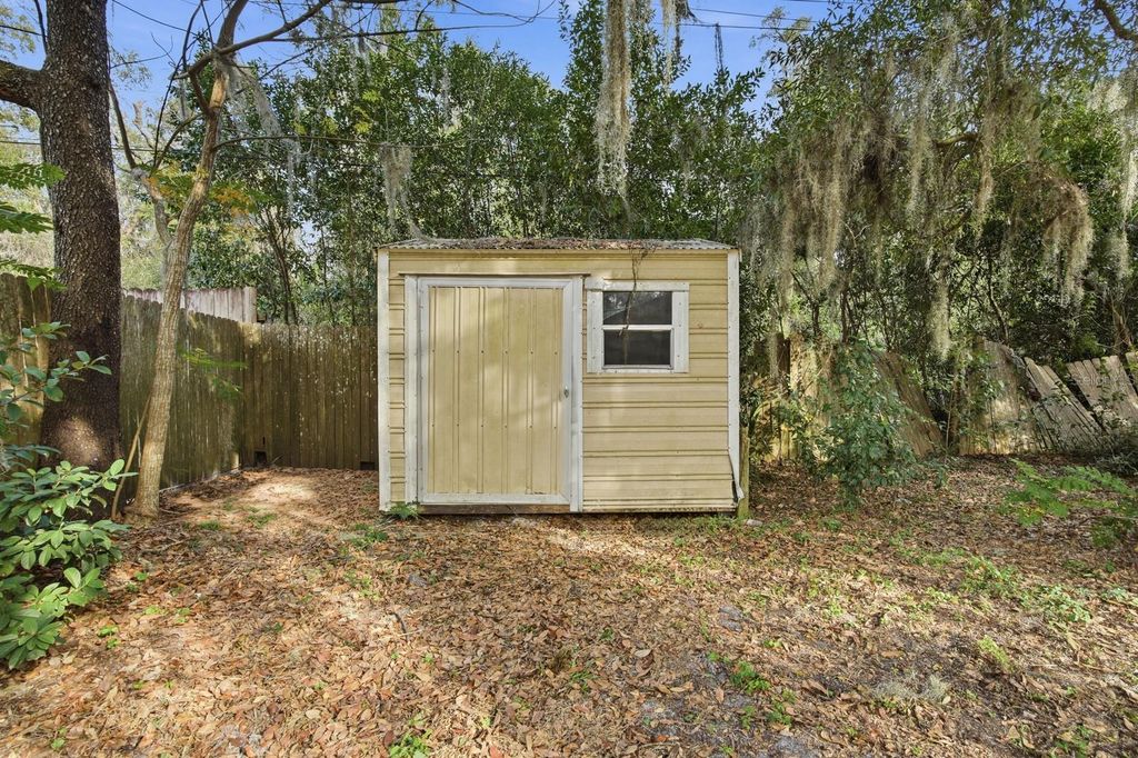 Image 33 of property listing at 133 CRESTWOOD AVENUE, Palatka, FL 32177