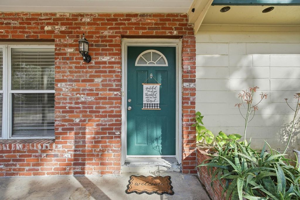 Image 7 of property listing at 133 CRESTWOOD AVENUE, Palatka, FL 32177