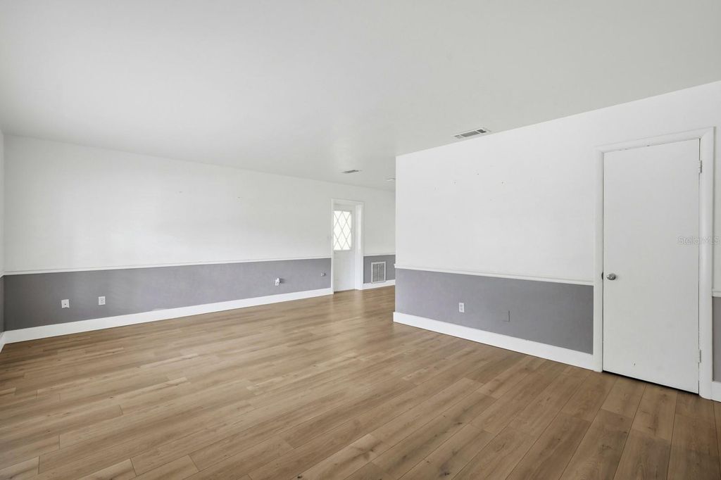 Image 8 of property listing at 133 CRESTWOOD AVENUE, Palatka, FL 32177