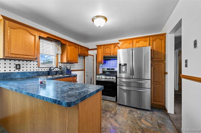 15641 Common Road, Roseville, MI 48066