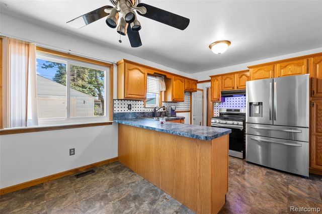 15641 Common Road, Roseville, MI 48066