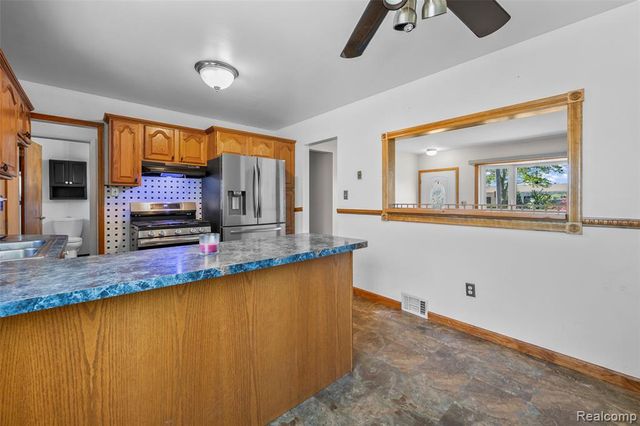 15641 Common Road, Roseville, MI 48066