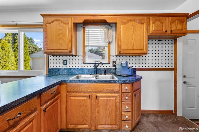 15641 Common Road, Roseville, MI 48066