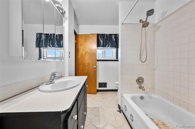 15641 Common Road, Roseville, MI 48066